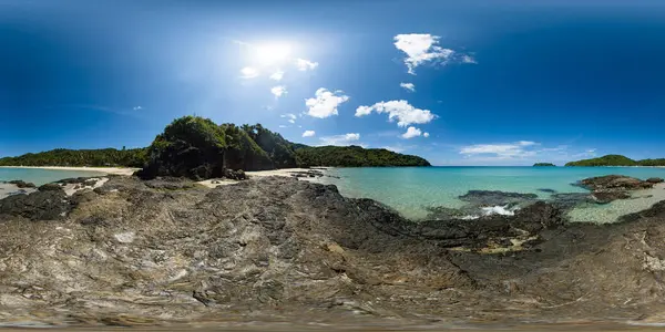 Açık okyanus dalgalarıyla kayalık kıyı şeridi. Diapela Sahili. El Nido. Palawan 'da. Filipinler. VR 360.