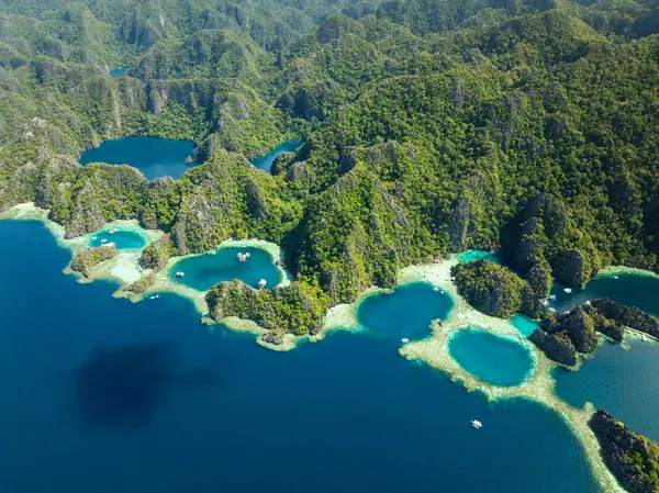 Barracuda Gölü ve tekneli Lagoonlar. Coron, Palawan. Filipinler.