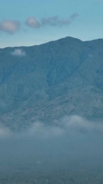 Bulutlarla kaplı tropik bir dağ. Mindanao, Filipinler. Dikey, hikayeler.