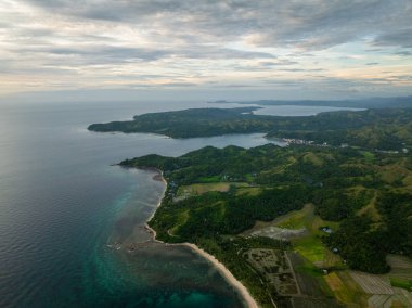 Dağ tepeleri ve çeltik tarlaları olan bir ada. Santa Fe, Tablas, Romblon. Filipinler.