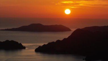 Kırmızı turuncu Sunset manzaralı Tropikal Adalar ve Deniz 'in güzel manzarası. El Nido, Palawan, Filipinler.