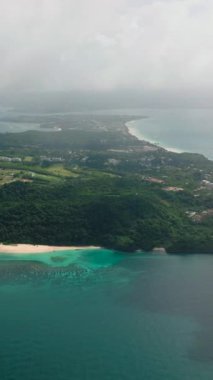 Boracay sahillerinin insansız hava aracı görüntüsü, beyaz kum ve turkuaz deniz suyu. Filipinler. Dikey görünüm.
