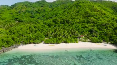 Mercan resifleri ve beyaz kumsallı yeşil suları olan Cobrador Adası. Romblon, Filipinler.