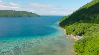 Kıyısında mavi deniz ve turkuaz su bulunan tropik bir manzara. Romblon Adası. Filipinler.