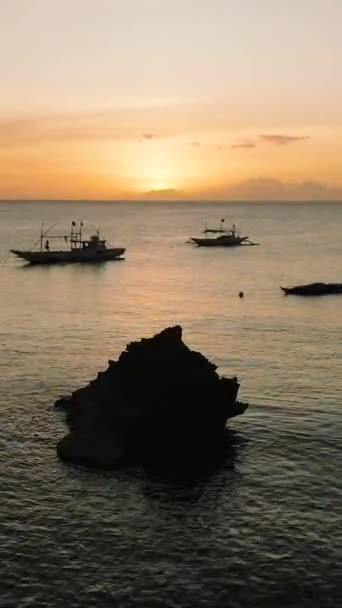 ボートと海の上の夕日 フィリピン ボラカイ 垂直ビュー — ストック動画