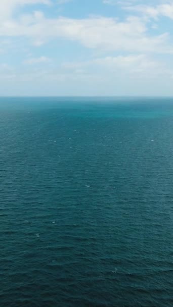 Μπλε Επιφάνεια Της Θάλασσας Και Κύματα Μπλε Ουρανός Και Σύννεφα — Αρχείο Βίντεο