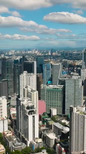 马卡蒂的商业办公楼和高楼 蓝天白云菲律宾马尼拉市区 纵向观点 — 图库视频影像