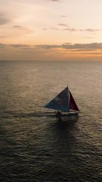 Filipinler Boracay Günbatımı Geçmişine Sahip Özel Yelkenli Teknesinin Güzel Manzarası — Stok video