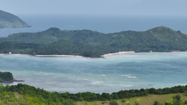 海岸線と波のビーチを持つ熱帯の山や島 サンタフェ タブラス ロムブロン フィリピン — ストック動画