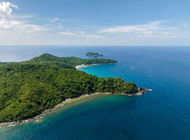 El Nido, Palawan 'da dalgaları, kumsalı ve mavi denizi olan Rocky sahili. Filipinler.
