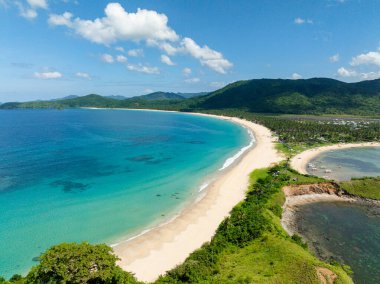 Turkuaz suyu ve kumdaki deniz dalgalarını temizleyin. Nacpan Sahili. El Nido, Palawan. Filipinler.