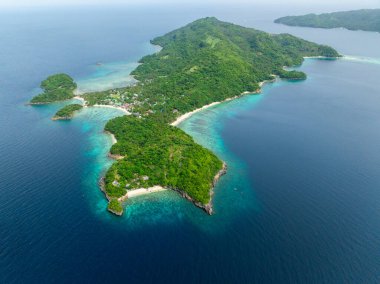 Beyaz kumlu ve mercanlı tropikal kumsal manzarası. Alad Adası. Romblon, Filipinler.