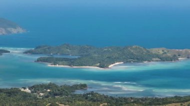 Cabangajan Adası 'nda okyanus dalgaları. Beyaz kumlu sahil şeridi. Santa Fe, Tablo, Romblon, Filipinler.