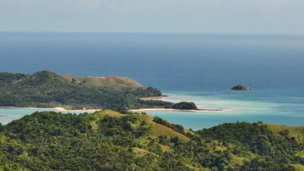 ビーチとターコイズ海水と波を持つカバンヤン島 サンタフェの島々 タブラスのビーチ ロムブロン フィリピン — ストック動画