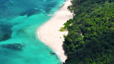 Turkuaz deniz suyu ve Puka Shell Sahili 'nde beyaz kumlar üzerinde dalgalar. Boracay, Filipinler.