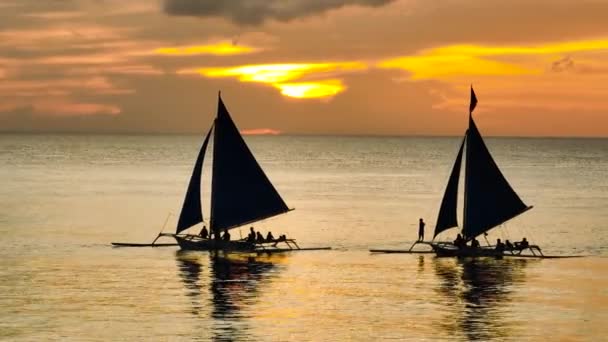 ボラカイ島のサンセットビューのパラワセーリングボート フィリピン — ストック動画