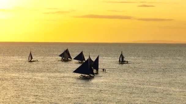 セーリングボートと海の上の夕日 ボラカイ フィリピン — ストック動画