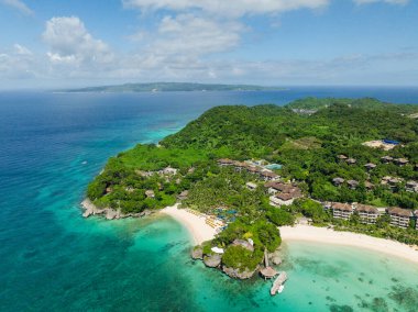 Berrak turkuaz suları olan tropikal beyaz plajların havadan görünüşü. Boracay, Filipinler.