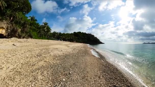 카라보 해변의 깨끗한 파도가 충돌합니다 Romblon 필리핀 — 비디오