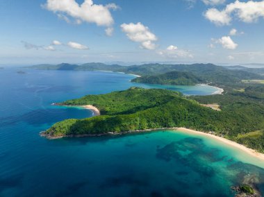 El Nido sahilindeki tropik kumlu plajlar. Nacpan Sahili. Palawan, Filipinler.