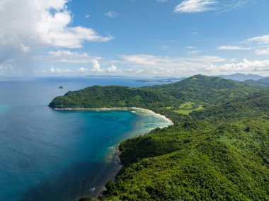 Turkuaz deniz suyu kumsalda. Mavi gökyüzü ve bulutlar. El Nido, Palawan. Filipinler.