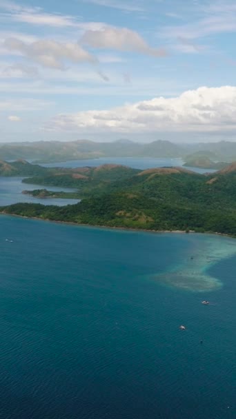 コロンの島の上からの眺め ブルースカイと雲 パラワン フィリピン 垂直ビュー — ストック動画