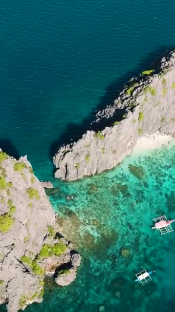 Tekneler Kiz Kayalar Yakınında Yüzüyor Nido Filipinler Deki Miniloc Adası — Stok video