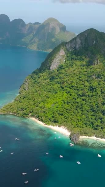 Pohled Bílé Písečné Pláže Nido Lodě Plující Modrém Moři Palawan — Stock video