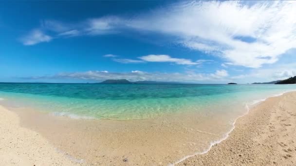 Obszar Przybrzeżny Piaskami Czystymi Falami Morskimi Błękitnym Niebem Chmurami Wyspa — Wideo stockowe