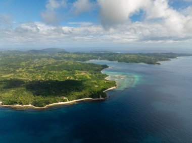Beyaz kumlu sahil ve mavi denizle kıyı şeridi. Santa Fe, Tablas, Romblon. Filipinler.