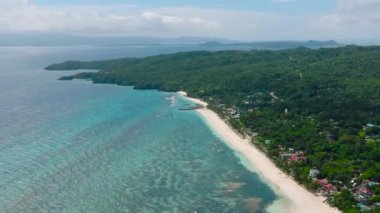 Mercanlı, kumlu bir adaya. Mavi gökyüzü ve bulutlar. Carabao Adası, Romblon. Filipinler.