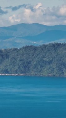 Filipinler 'deki tropik ada ve mavi deniz. Mavi gökyüzü ve bulut. Mindanao. Yakınlaştır. Dikey, hikayeler.