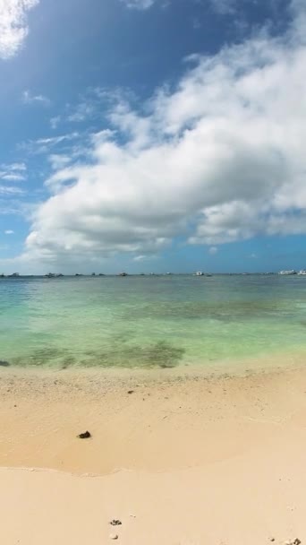 Praia Com Areia Branca Barcos Turísticos Sobre Água Limpa Boracay — Vídeo de Stock
