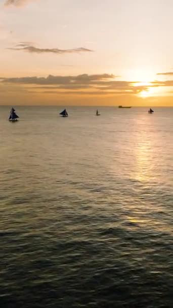 Πετώντας Πάνω Από Θάλασσα Ηλιοβασίλεμα Αντανάκλαση Ιστιοπλοϊκό Σκάφος Στο Boracay — Αρχείο Βίντεο
