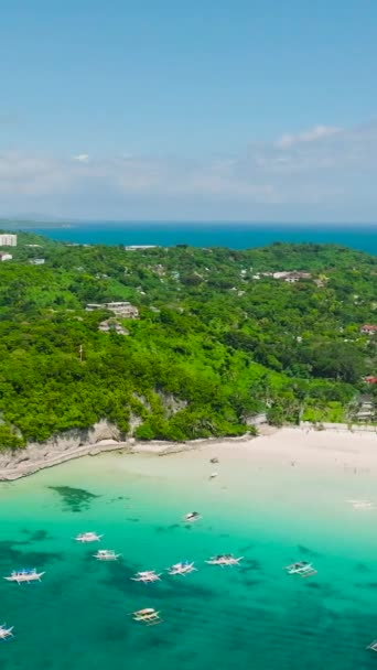 ホワイトサンドビーチとターコイズ ボート付き透明な水 空中ビュー ボラカイ島 フィリピン 垂直ビュー — ストック動画