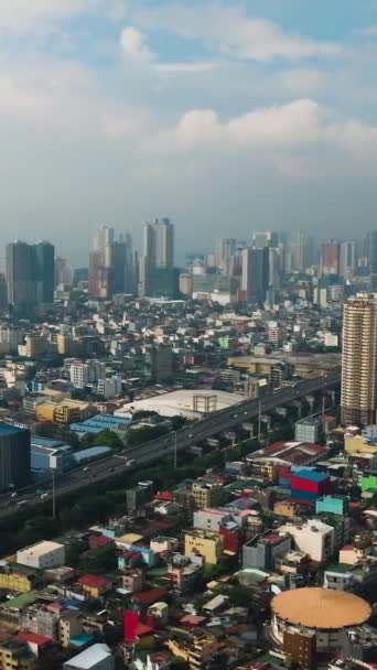 Αυτοκινητόδρομος Οχήματα Highrise Κτίρια Και Κατοικημένη Περιοχή Μετρό Μανίλα Φιλιππίνες — Αρχείο Βίντεο