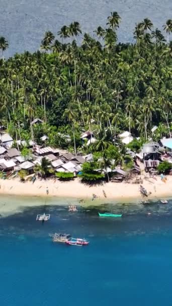 Trópusi Kis Sziget Fehér Stranddal Hajók Kék Tenger Felett Mindanao — Stock videók