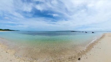 Kumsalın doğal manzarası, berrak deniz suyu ve dalgalar. Santa Fe, Tablo Adası. Romblon, Filipinler.