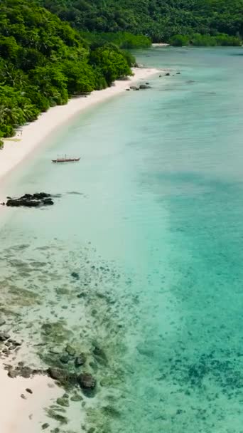 Ακτογραμμή Παραλία Και Γαλαζοπράσινα Καθαρά Νερά Παραλία Τιαμπάν Στο Nonok — Αρχείο Βίντεο