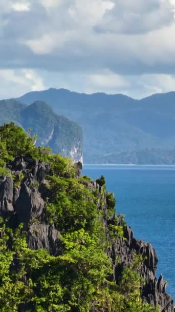 Tyčící Vápencové Útesy Ostrovech Modrým Mořem Nido Palawan Filipíny Svislé — Stock video