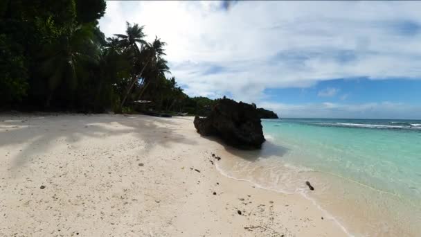 명확한 파도를 해안선 하늘과 카라바오 섬입니다 Romblon 필리핀 — 비디오