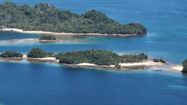 Tropikal adada beyaz kumsal ve mavi deniz. Mindanao, Filipinler. Büyütme görünümü.