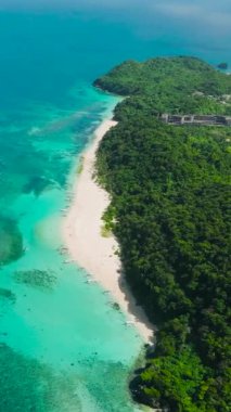 Mercan resifli turkuaz suların ve Puka Shell Sahili 'ndeki beyaz kumların insansız hava aracı görüntüsü. Boracay, Filipinler. Dikey görünüm.