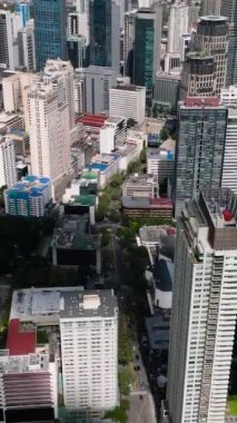 Metro Manila 'daki otellerin ve apartmanların manzarası. Makati, Filipinler. Dikey görünüm.
