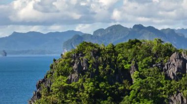 El Nido, Palawan 'da mavi denizi olan adalardaki kireçtaşı kayalıkları. Filipinler.