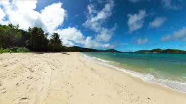 Bon Bon Beach 'te turkuaz su reklamı dalgaları. Romblon, Filipinler.