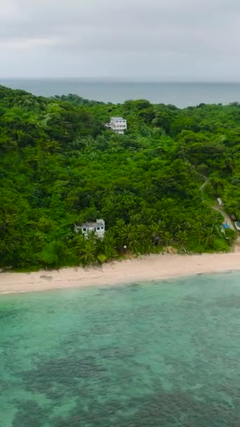 Klare Türkisfarbene Meereswellen Die Auf Den Sand Ilig Iligan Beach — Stockvideo