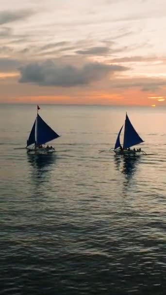 ボラカイ島の海とパラシュートの海の上のカラフルな曇りの日没 フィリピン 垂直ビュー — ストック動画