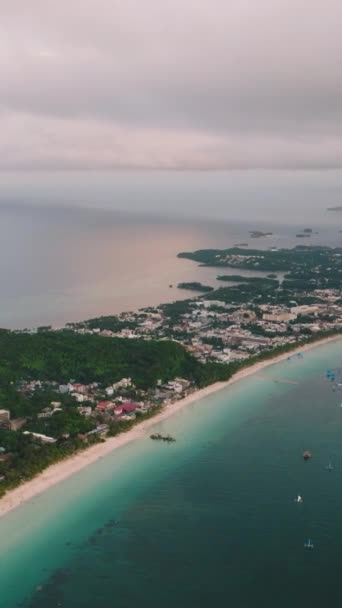 パウダーサンド付きの白いビーチパスの空中ビュー フィリピンのボラカイにある明確なターコイズ水の上にボート 垂直ビュー — ストック動画
