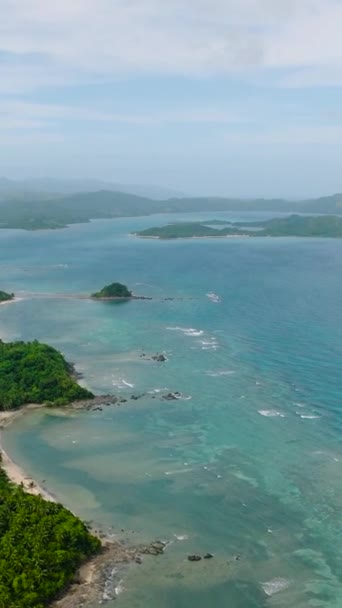 Dalgalar Mercan Resifleriyle Adanın Manzarası Santa Tablas Romblon Filipinler Dikey — Stok video